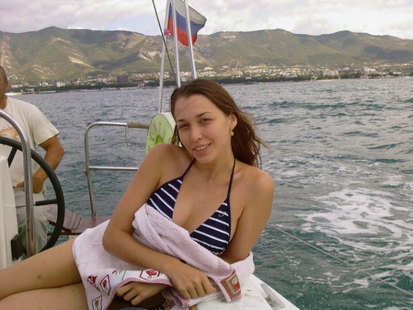 Раздевается на природе и не только 5 фото